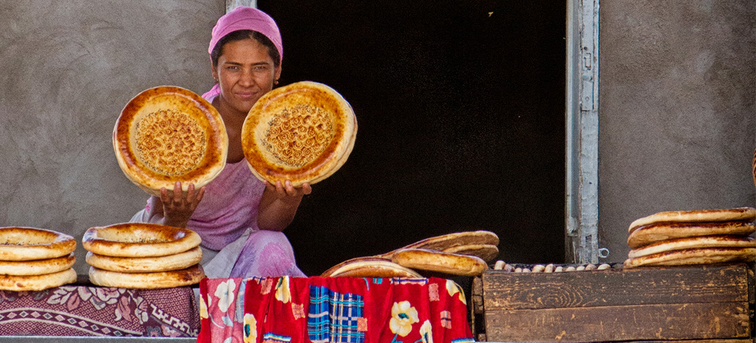 Bread seller, Kamchik Pass, Uzbekistan